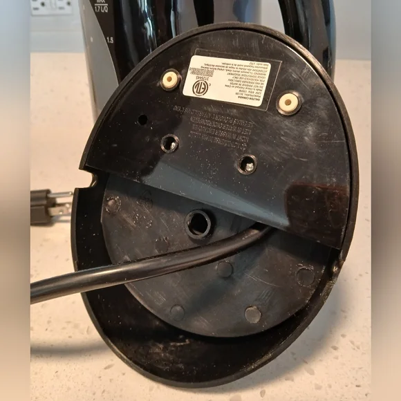 Salton Black 1.7L Electric Kettle - Picture 6 of 7